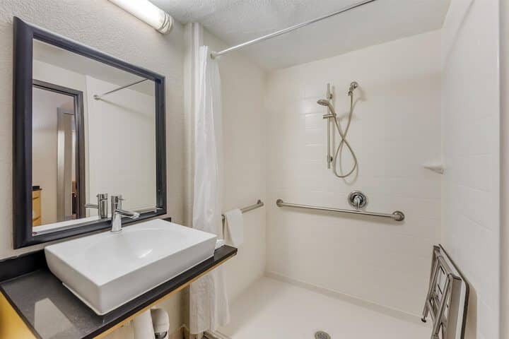 Room 34 of 46